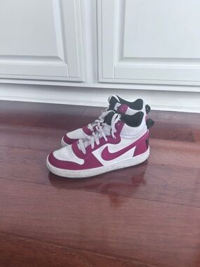 Nike boys size 6.5 youth sneakers